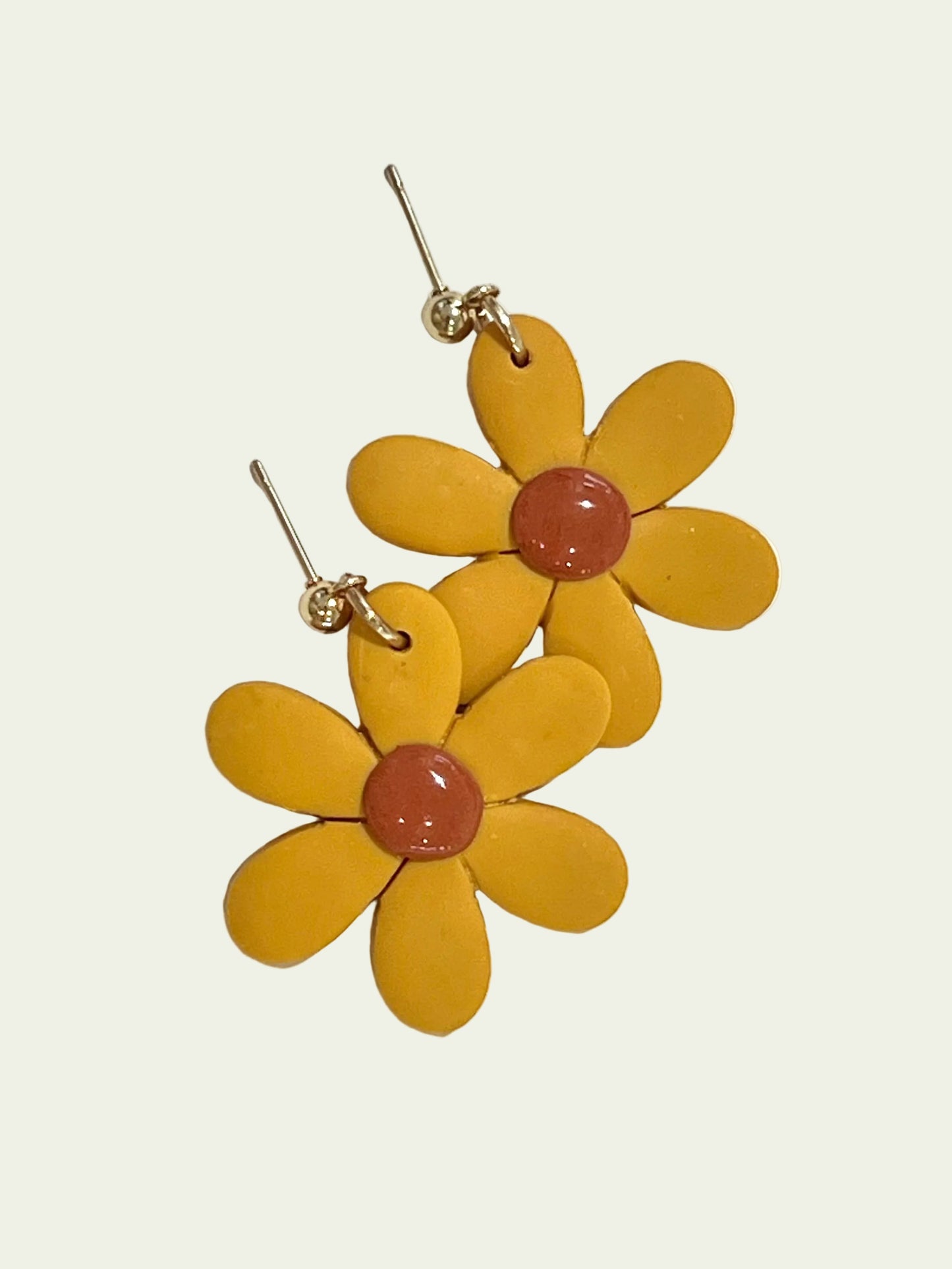“RETRO DAISY" FLOWER EARRINGS MUSTARD